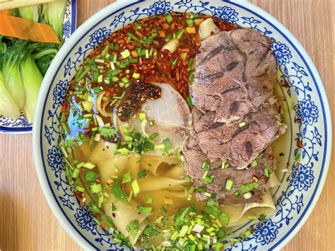  Lanzhou Lamian: Eine schmackhafte Symphonie aus zarten Nudeln und pikanten Aromen!